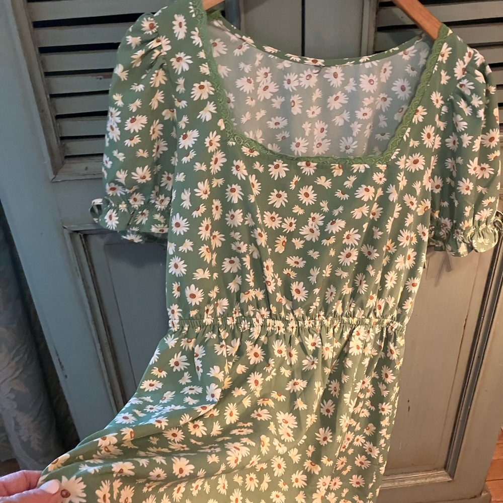 Fun daisy print dress with tie sleeves